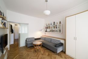 Z garsonky pohodlný apartmán pro dva: interiér zdobí původní topení a dřevěná podlaha