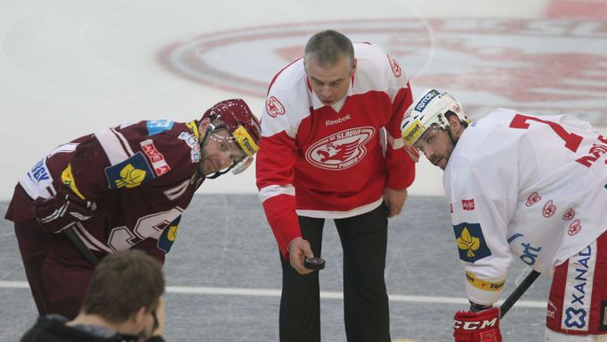 Podívejte se obrazem na 100. hokejové derby mezi Slavií a Spartou