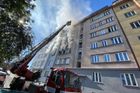 Při výbuchu a následném požáru bytu v Holešovicích zemřel muž, dva lidé jsou popálení
