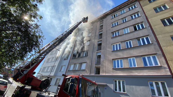 V pražských Holešovicích hoří dva byty, hasiči evakuují obyvatele