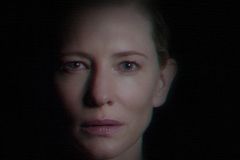 Massive Attack proměnili v novém klipu obličej Cate Blanchett v sochu
