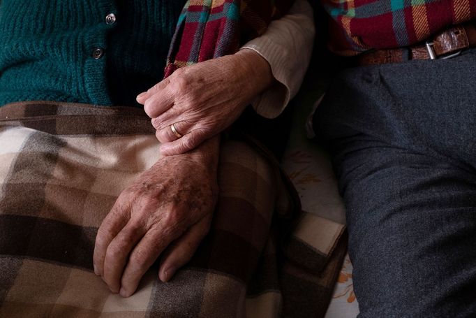 Fotograf během pandemie zachytil poslední boj svého dědečka s demencí.