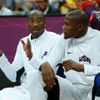 Členové amerického Dream Teamu Kobe Bryant a Kevin Durant se baví v utkání základní skupiny A s Francií na OH 2012 v Londýně.