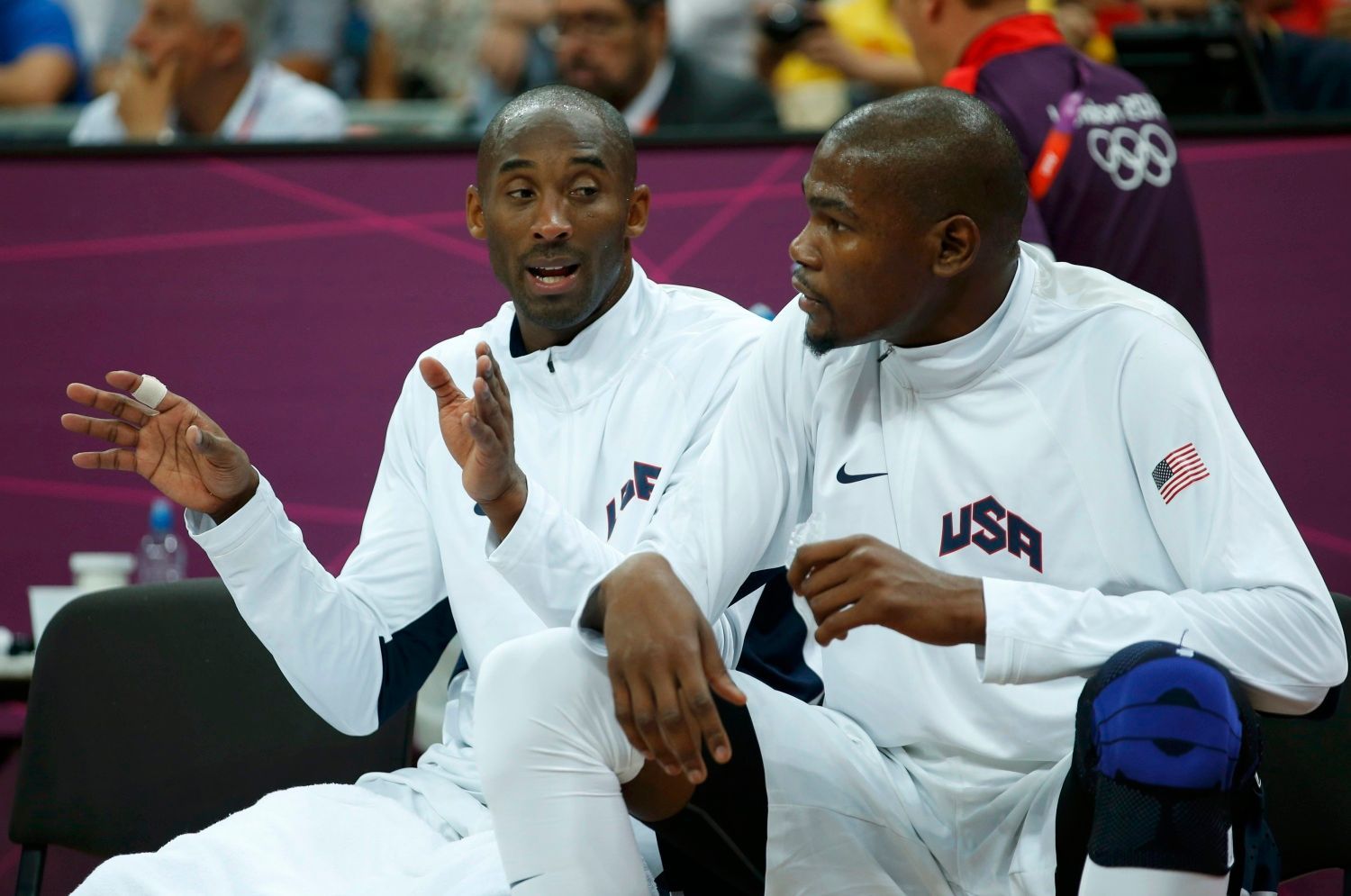 Členové amerického Dream Teamu Kobe Bryant a Kevin Durant se baví v utkání základní skupiny A s Francií na OH 2012 v Londýně.