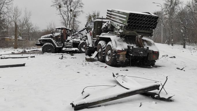 Zničené vozidlo ruské armády s raketometem v Charkově na Ukrajině. 25. 2. 2022