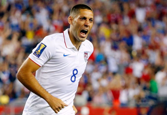 Američan Clint Dempsey slaví gól v zápase Zlatého poháru s Haiti.