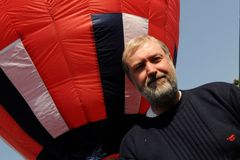 Balonové létání je krásné, ale mohou vás i sestřelit, říká český pilot, jenž chtěl být jako Remek