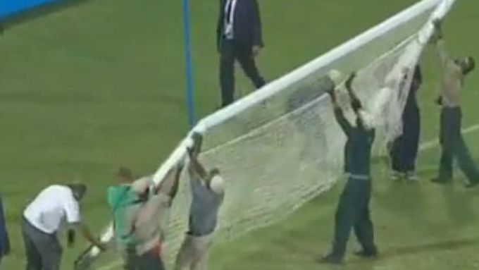 V zápase Alžírsko - Togo na mistrovství Afriky porazil hráč bránu, která následně musela být vyměněna. Zápas byl kvůli tomu těsně před koncem přerušen.