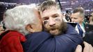 Tom Brady a majitel New England Patriots Robert Kraft po finále Super Bowlu LIII