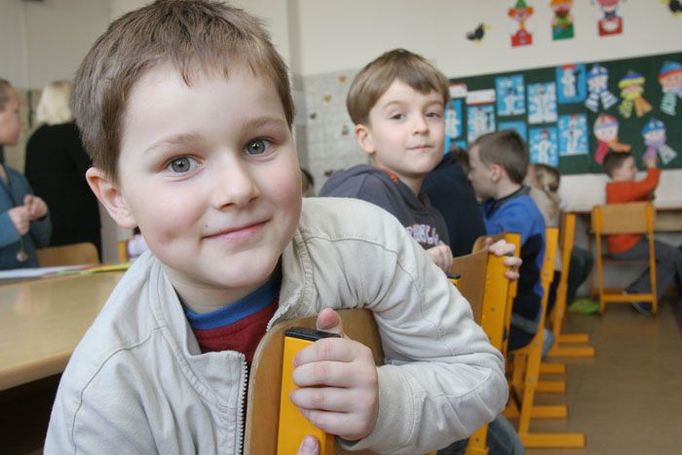 Ve školní družině mezi ostatními dětmi.