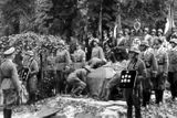 Heydrichova pohřbu se zúčastnili nejvyšší představitelé německé říše. Šéf SS a gestapa Heinrich Himmler, kvůli jehož čestnému kordu se zloději Heydrichův hrob pokoušeli pravděpodobně vyloupit, zcela vlevo.