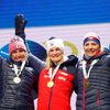 Susan Dunkleeová, Marte Olsbuová Röiselandová a Lucie Charvátová při ceremoniálu sprintu na MS 2020 v Anterselvě