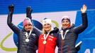 Susan Dunkleeová, Marte Olsbuová Röiselandová a Lucie Charvátová při ceremoniálu sprintu na MS 2020 v Anterselvě.