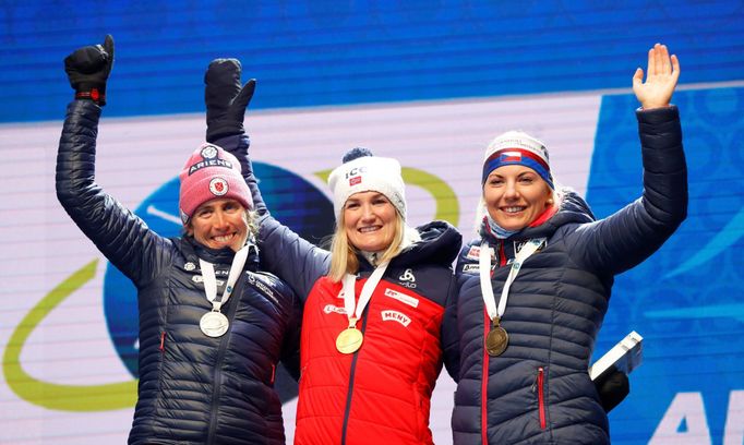 Susan Dunkleeová, Marte Olsbuová Röiselandová a Lucie Charvátová při ceremoniálu sprintu na MS 2020 v Anterselvě.