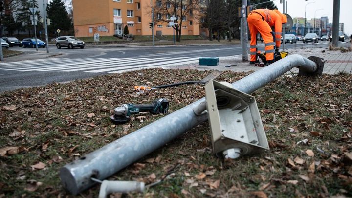 Bizarní nehoda na Slovensku. Šéf vládní strany emotivně vysvětlil zničení semaforu