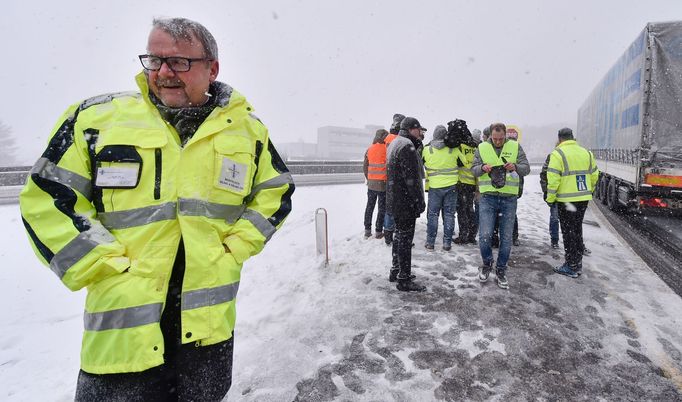 Ministr dopravy Dan Ťok (vlevo) navštívil 3. ledna 2019 opravovaný úsek dálnice D1 u Humpolce.