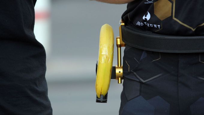 Foto: Banány proklatě nízko. Šéfa Evropské komise vypískali na Žofíně nejen odpůrci regulace zbraní
