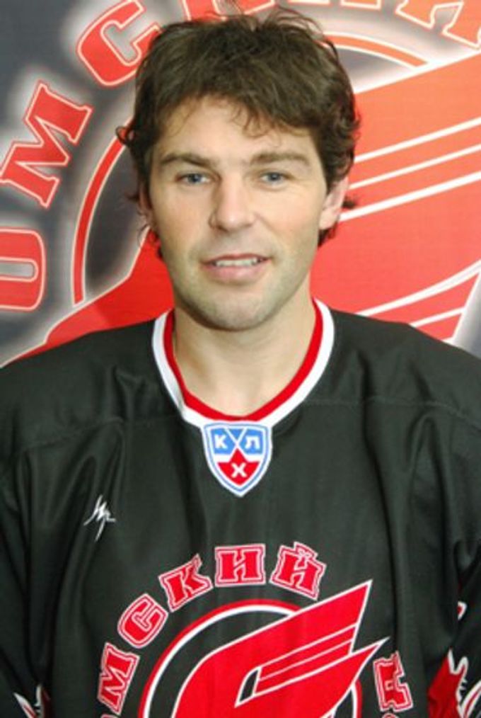 Jaromír Jágr pózuje po příchodu do Avangardu Omsk.