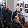 Snímky z vernisáže výstavy Jiřího Hankeho nazvané Otisky generace v pražské Leica Gallery.