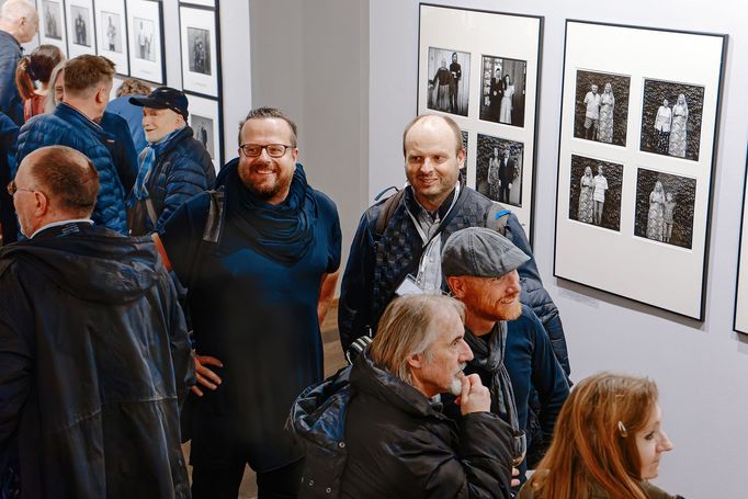 Snímky z vernisáže výstavy Jiřího Hankeho nazvané Otisky generace v pražské Leica Gallery.