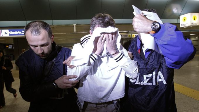 Italská policie odvádí únosce na letišti Fiumicino.