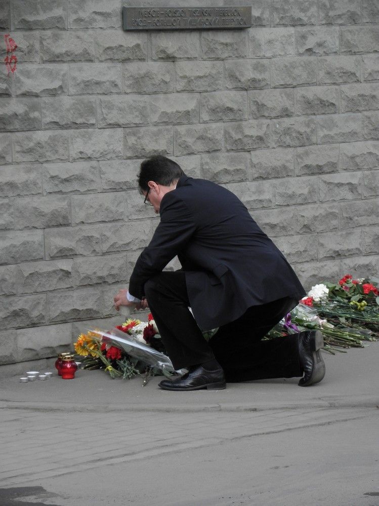 Pieta v Moskvě: Rusové nosí květiny před polskou ambasádu