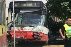 Linkový autobus v Praze po nehodě narazil do budovy statistického úřadu. Několik lidí je zraněných