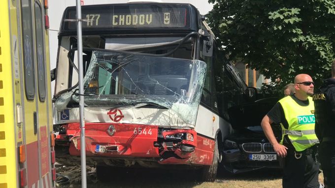 Autobus v Praze po nehodě narazil do budovy statistického úřadu. Několik lidí je zraněných