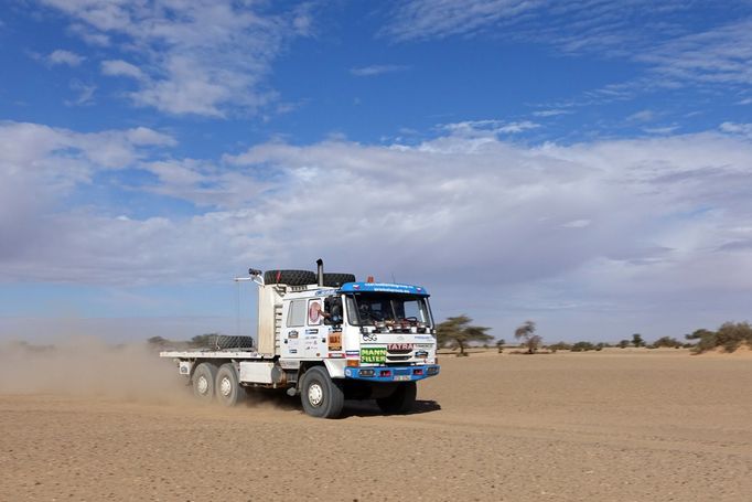 Tomáš Tomeček v Tatře na Africa Eco Race 2016 - doprovodné vozidlo pro pořadatele