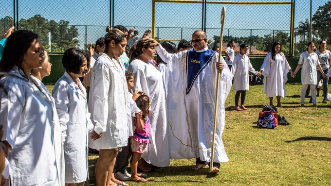 Pokřtění evangelikálním knězem v brazilském Sao Paulu. Ilustrační foto.