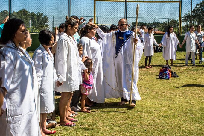 Pokřtění evangelickým knězem v brazilském Sao Paulu.