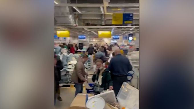 IKEA pozastavuje své aktivity v Rusku a Bělorusku. Tamní prodejny zaplavily v panice davy lidí.