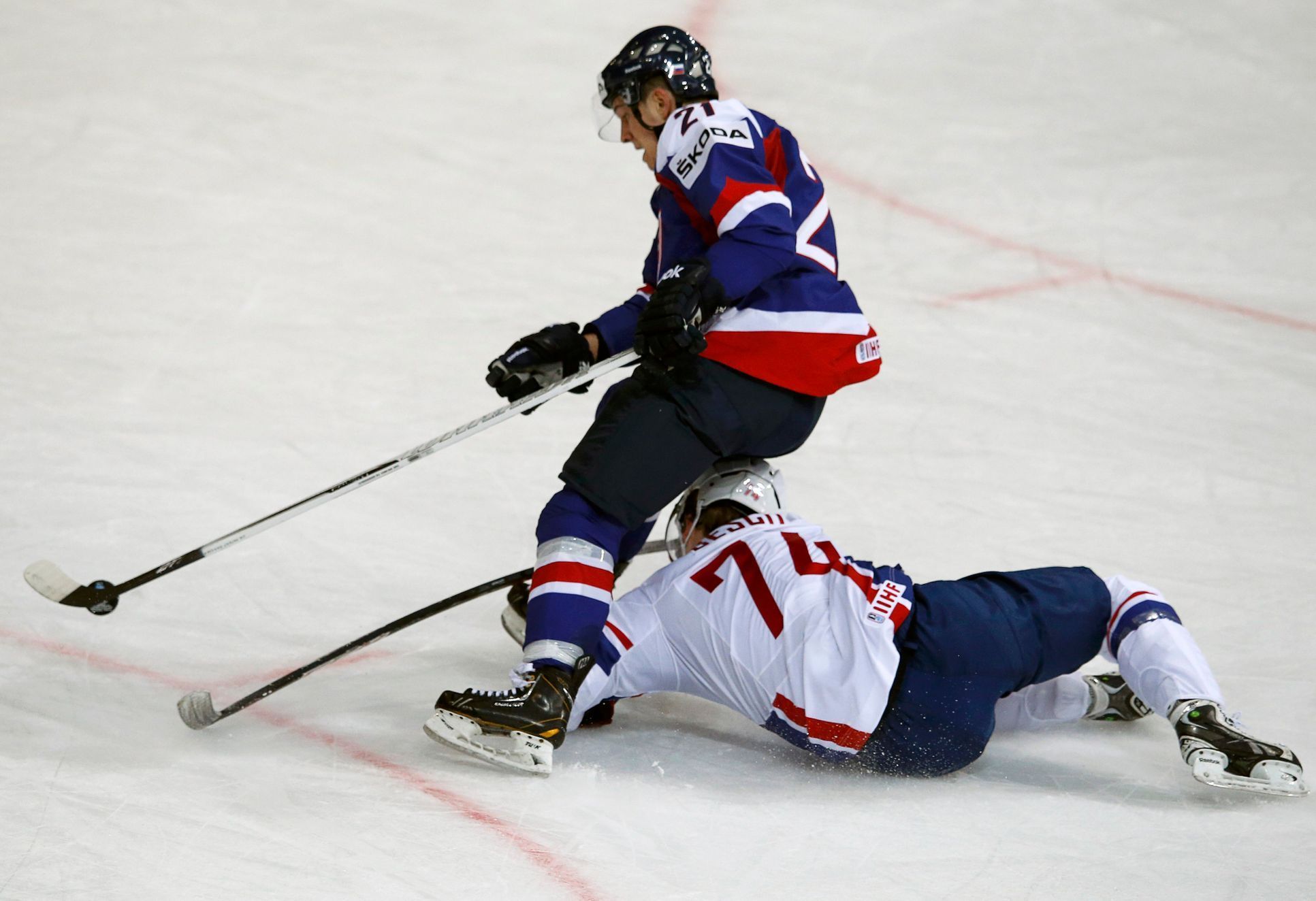 MS v hokeji 2013, Slovensko - Francie: Libor Hudáček - Nicolas Besch (na zemi)