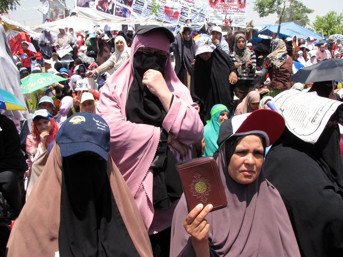 Muslimské sestry. S Koránem a odhodlané zemřít.