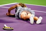 Dánská tenistka Caroline Wozniacká v duelu s Věrou Zvonarevovou na Turnaji mistryň bojovala s křečemi. Bolest ji dohnala k slzám, ale nakonec ruskou tenistku v obrovské bitvě porazila.