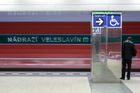 Vítejte na Veleslavíně, nechvalně slavné stanici metra, kterou vidí většina turistů jako první a také poslední.