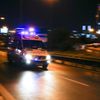 Sanitka přijíždí na Atatürkovo letiště v Istanbuli po útoku atentátníků