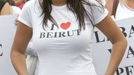Demonstrující měli na náměstí přijít v bílých tričkách. Bílá je v arabském světě barvou smutku. Sara Mroue přiletěla se svojí rodinou v minulých dnech z ostřelovaného Bejrútu. Měli kam utéci - dříve tu žili, jejich rodina má v Praze obchod.