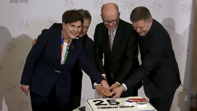 Krájení visegrádského dortu na summitu v Praze.
