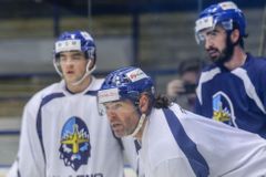 Video: Pomatenec s nožem vtrhl na trénink Kladna, s hokejisty se chtěl rvát. K Jágrovi se nedostal