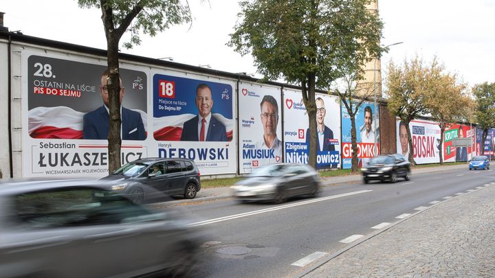 Polsko si volí nový parlament. Současná vláda bojuje o každý hlas, opozice má šanci