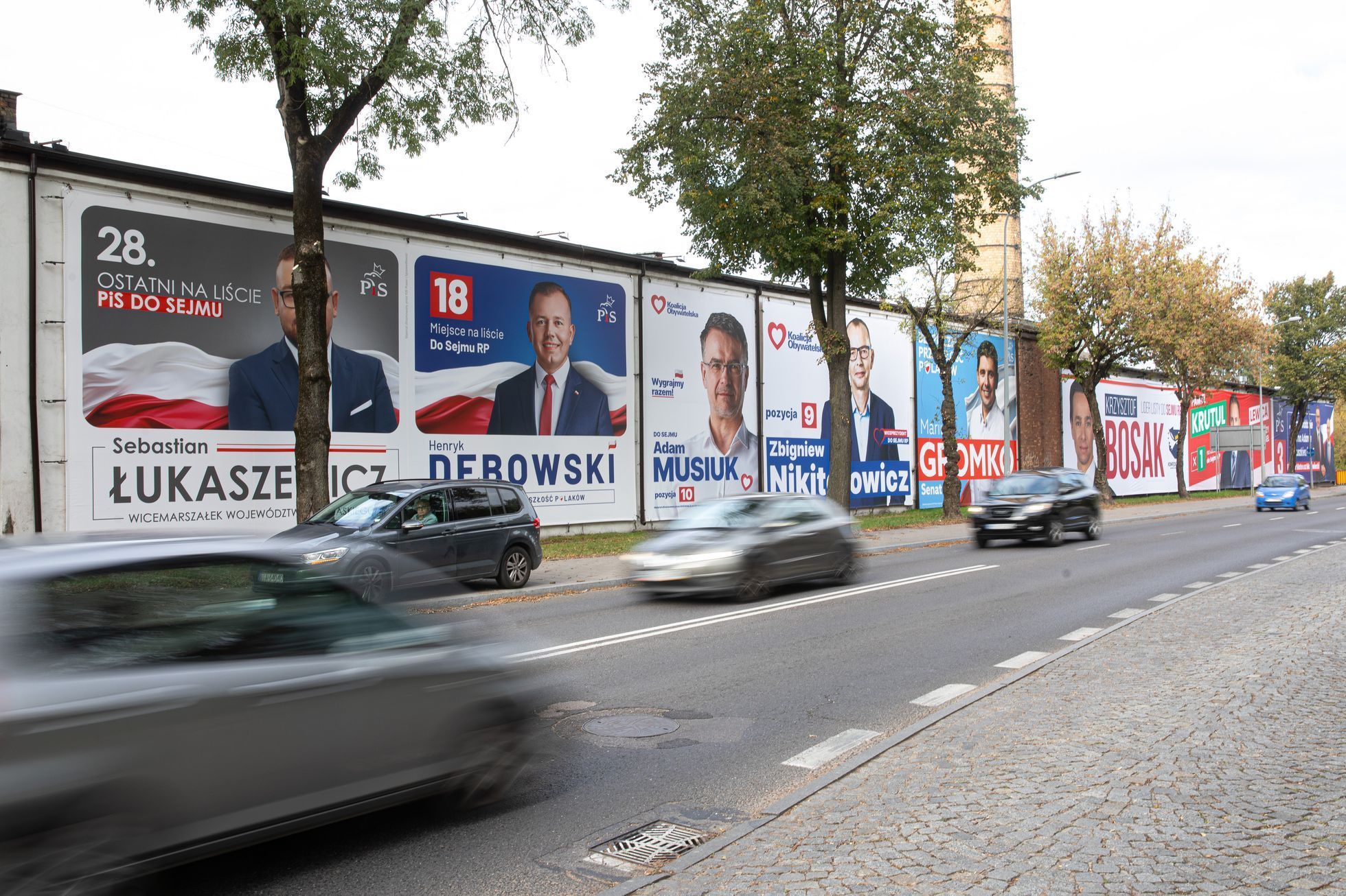 Polsko volby, poláci, billboard, reklama, plakát, Třetí cesta, právo a spravedlnost (PiS), Občanská platforma (PO), Polská lidová strana (PSL)