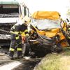 Hasiči vystřihávali řidiče dodávky, kterou srazil kamion