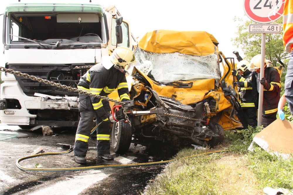 Hasiči vystřihávali řidiče dodávky, kterou srazil kamion