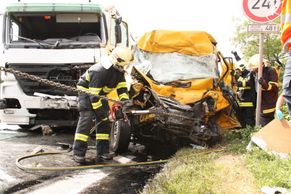 Hasiči vystřihávali řidiče dodávky, kterou srazil náklaďák