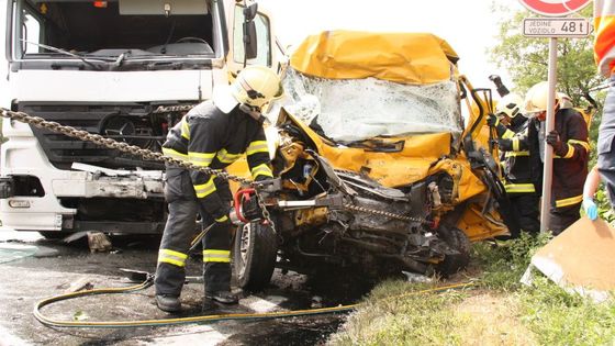 Hasiči vystřihávali řidiče dodávky, kterou srazil náklaďák