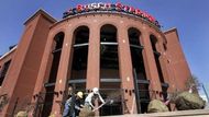 Jihovýchodní vchod do budovaného baseballového stadionu v St. Louis. Stadion má být hotový 10. dubna, kdy je naplánován první zápas týmu MLB St. Louis Cardilas proti Milwaukee Brewers.