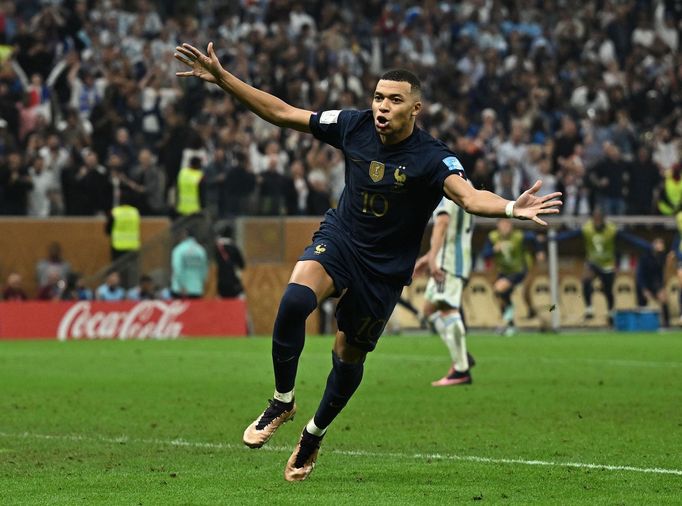 Finále MS ve fotbale 2022, Argentina - Francie: Kylian Mbappé slaví gól na 3:3.