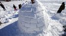 Eli Schleifer builds an igloo on the Cambridge Commons in Cambridge, Massachusetts February 10, 2013 following a winter blizzard which dumped up to 40 inches of snow with hurricane force winds, killing at least nine people and leaving hundreds of thousands without power. REUTERS/Brian Snyder (UNITED STATES - Tags: ENVIRONMENT) Published: Úno. 10, 2013, 7:04 odp.