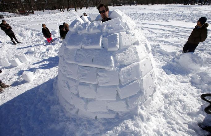 Eli Schleifer builds an igloo on the Cambridge Commons in Cambridge, Massachusetts February 10, 2013 following a winter blizzard which dumped up to 40 inches of snow with hurricane force winds, killing at least nine people and leaving hundreds of thousands without power. REUTERS/Brian Snyder (UNITED STATES - Tags: ENVIRONMENT) Published: Úno. 10, 2013, 7:04 odp.